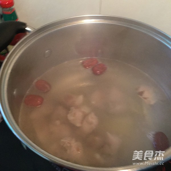 <a href=/shicai/shucai/XiLanHua/index.html target=_blank><u>西兰花</u></a><a href=/shicai/rouqin/PaiGu/index.html target=_blank><u>排骨</u></a>汤的做法