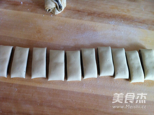 <a href=/shicai/guopin/HeiZhiMa/index.html target=_blank><u>黑<a href=/shicai/guopin/ZhiMa/index.html target=_blank><u>芝麻</u></a></u></a>酱花卷的做法