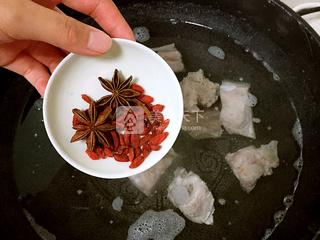 <a href=/shicai/shucai/ShanYao/index.html target=_blank><u>山药</u></a><a href=/shicai/guopin/GouQi/index.html target=_blank><u>枸杞</u></a><a href=/shicai/rouqin/PaiGu/index.html target=_blank><u>排骨</u></a>汤