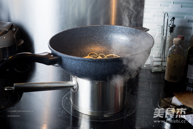 迷迭香蒜<a href=/shicai/rouqin/PeiGen/index.html target=_blank><u>培根</u></a>蛋面的做法