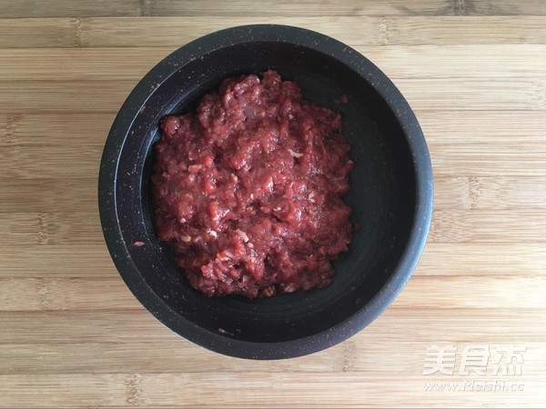 <a href=/shicai/shucai/XiangGu/index.html target=_blank><u>香菇</u></a>酿肉丸的做法