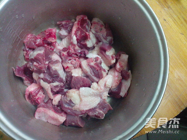 白<a href=/shicai/shucai/LuoBo/index.html target=_blank><u>萝卜</u></a>煲<a href=/shicai/rouqin/YaRou/index.html target=_blank><u>鸭肉</u></a>的做法