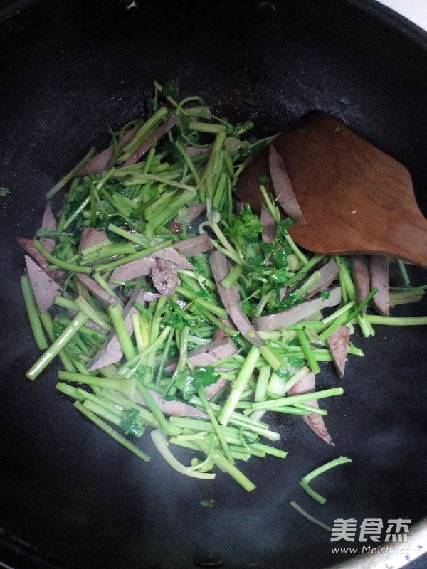 <a href=/shicai/shucai/XiangCai/index.html target=_blank><u>香菜</u></a>炒<a href=/shicai/rouqin/ZhuGan/index.html target=_blank><u>猪肝</u></a>的做法