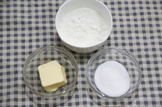 朗姆<a href=/shicai/guopin/PuTao/index.html target=_blank><u>葡萄</u></a>椰蓉饼干