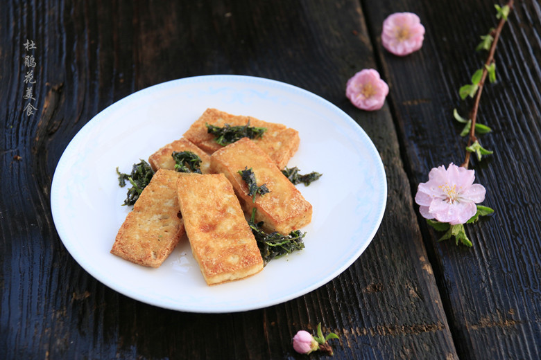 <a href=/shicai/shucai/XiangChun/index.html target=_blank><u>香椿</u></a>酱拌<a href=/shicai/mimian/DouFu/index.html target=_blank><u>豆腐</u></a>