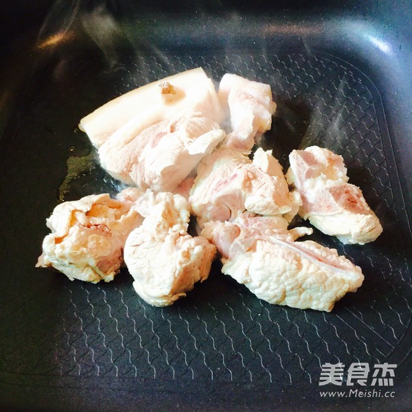 <a href=/shicai/shucai/LianOu/index.html target=_blank><u>莲<a href=/shicai/shucai/Ou/index.html target=_blank><u>藕</u></a></u></a>汤的做法