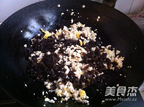 <a href=/shicai/shucai/JiuCai/index.html target=_blank><u>韭菜</u></a><a href=/shicai/rouqin/JiDan/index.html target=_blank><u>鸡蛋</u></a>馅饼的做法