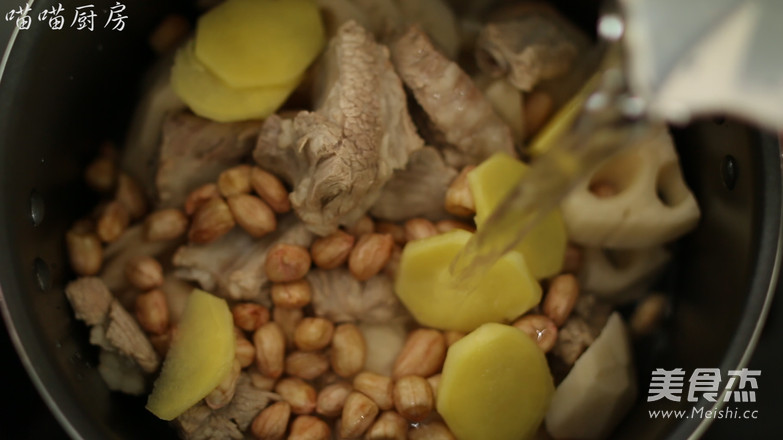 <a href=/shicai/shucai/LianOu/index.html target=_blank><u>莲<a href=/shicai/shucai/Ou/index.html target=_blank><u>藕</u></a></u></a><a href=/shicai/guopin/HuaSheng/index.html target=_blank><u>花生</u></a><a href=/shicai/rouqin/PaiGu/index.html target=_blank><u>排骨</u></a>汤的做法