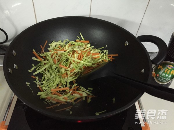 <a href=/shicai/mimian/JiangYou/index.html target=_blank><u>酱油</u></a>炒面的做法