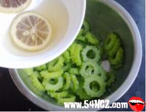 凉拌<a href=/shicai/shucai/KuGua/index.html target=_blank><u>苦瓜</u></a>的做法5