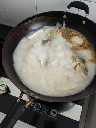 鲫<a href=/shicai/shuichanpin/YuDoufu/index.html target=_blank><u>鱼<a href=/shicai/mimian/DouFu/index.html target=_blank><u>豆腐</u></a></u></a>汤