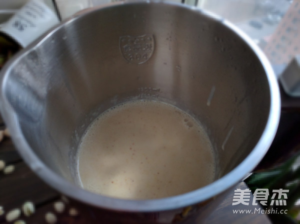 <a href=/shicai/guopin/KaiXinGuo/index.html target=_blank><u>开心果</u></a>米糊的做法