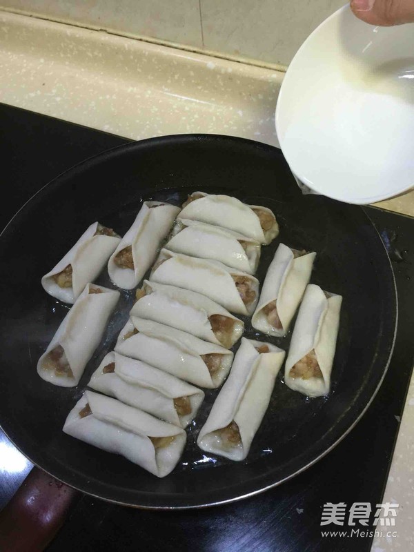 <a href=/shicai/rouqin/ZhuRou/index.html target=_blank><u>猪肉</u></a>锅贴的做法