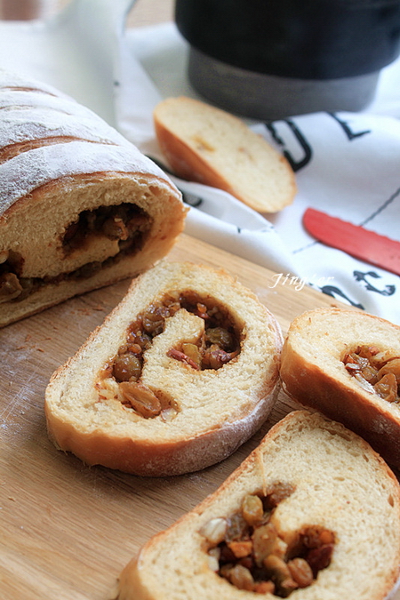 红糖果仁<a href=/shicai/mimian/MianBao/index.html target=_blank><u>面包</u></a>