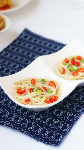 <a href=zt/lbjzg target=_blank><u>凉拌金针菇</u></a>的做法