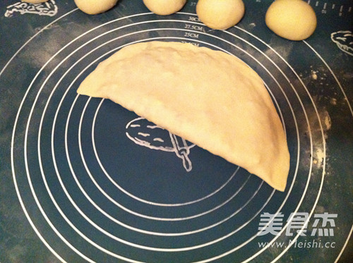 <a href=/shicai/shucai/JiuCai/index.html target=_blank><u>韭菜</u></a><a href=/shicai/rouqin/JiDan/index.html target=_blank><u>鸡蛋</u></a>馅饼的做法