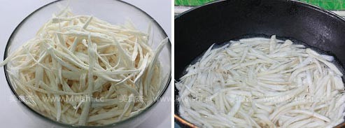 手撕<a href=/shicai/diaoweipin/CongYou/index.html target=_blank><u>葱油</u></a><a href=/shicai/shucai/XingBaoGu/index.html target=_blank><u><a href=/shicai/guopin/Xing/index.html target=_blank><u>杏</u></a>鲍菇</u></a>ht.jpg