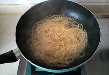 青口<a href=/shicai/mimian/YiDaLiMian/index.html target=_blank><u>意大利面</u></a>步骤2