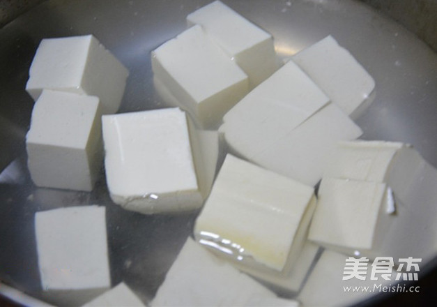 <a href=/shicai/shuichanpin/YuYuTou/index.html target=_blank><u>鱼头</u></a><a href=/shicai/mimian/DouFu/index.html target=_blank><u>豆腐</u></a>汤家常做法的做法