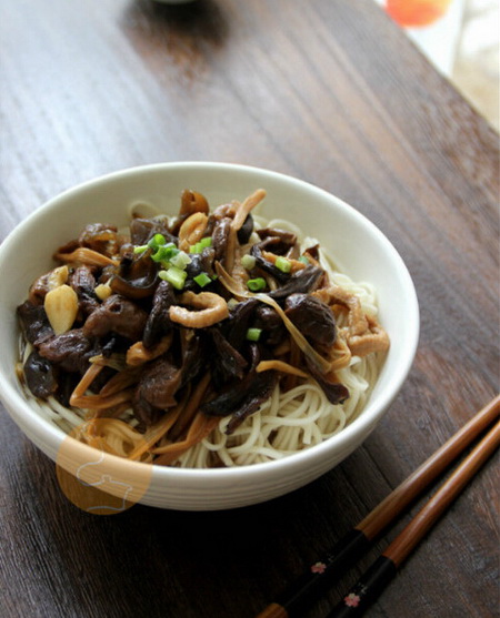 <a href=/shicai/shucai/ZhenMo/index.html target=_blank><u>榛蘑</u></a>肉丝打卤面