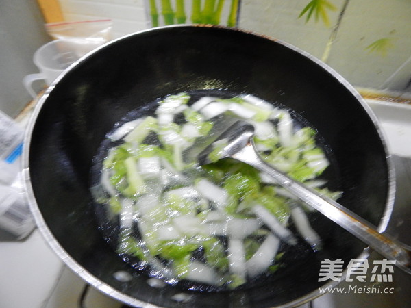 <a href=/shicai/shucai/BaiCai/index.html target=_blank><u>白菜</u></a><a href=/shicai/mimian/FuZhu/index.html target=_blank><u>腐竹</u></a>煮<a href=/shicai/mimian/NianGao/index.html target=_blank><u>年糕</u></a>的做法