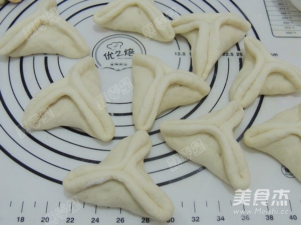 <a href=/shicai/guopin/ZhiMa/index.html target=_blank><u>芝麻</u></a>红糖三角包的做法