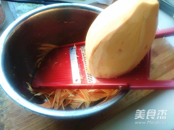 <a href=/shicai/shucai/HongShu/index.html target=_blank><u>红薯</u></a>丝饼的做法