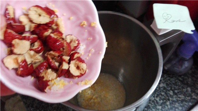 灰<a href=/shicai/guopin/Zao/index.html target=_blank><u>枣</u></a>米糊的做法