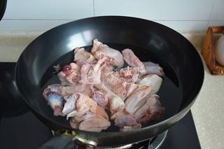 <a href=/shicai/shucai/HuangHuaCai/index.html target=_blank><u>黄<a href=/shicai/shucai/HuaCai/index.html target=_blank><u>花菜</u></a></u></a><a href=/shicai/shucai/BanLi/index.html target=_blank><u>板栗</u></a>煲鸡汤