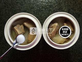 秋季减肥正当时养颜瘦身的白<a href=/shicai/shucai/LuoBo/index.html target=_blank><u>萝卜</u></a><a href=/shicai/rouqin/PaiGu/index.html target=_blank><u>排骨</u></a>汤