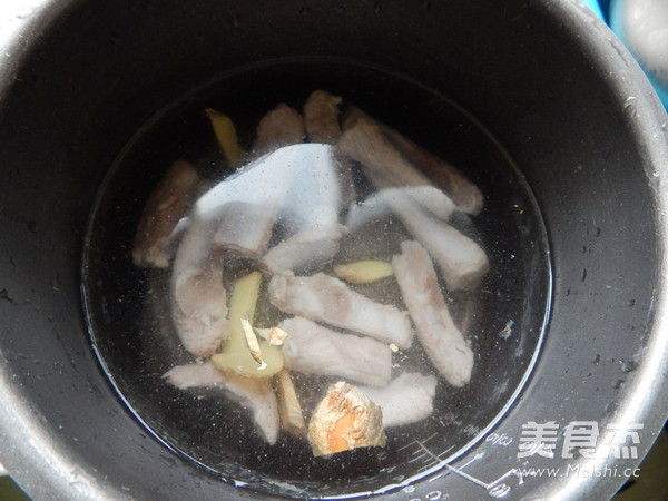 白<a href=/shicai/shucai/LuoBo/index.html target=_blank><u>萝卜</u></a><a href=/shicai/rouqin/LeiPai/index.html target=_blank><u>肋排</u></a>汤的做法