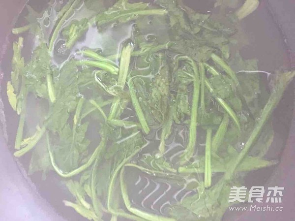 <a href=zt/lbjzg target=_blank><u>凉拌金针菇</u></a>的做法