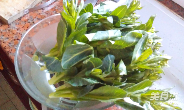 蒜香油<a href=/shicai/shucai/CaiXin/index.html target=_blank><u>菜心</u></a>的做法