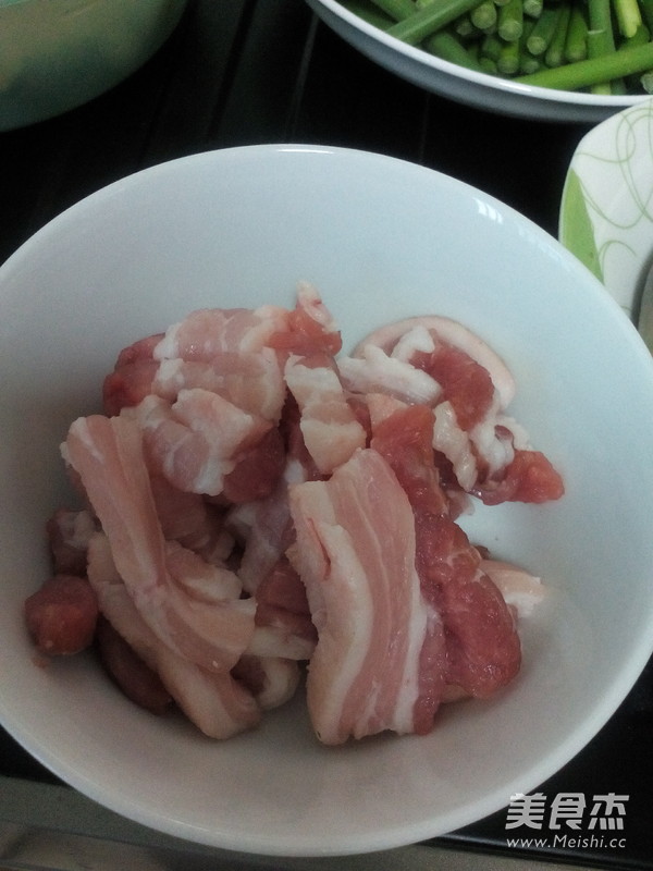 肉丝炒<a href=/shicai/shucai/SuanTai/index.html target=_blank><u>蒜薹</u></a>的做法