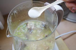 <a href=/shicai/shucai/XiQin/index.html target=_blank><u>西芹</u></a><a href=/shicai/shucai/XiangGu/index.html target=_blank><u>香菇</u></a>养身粥