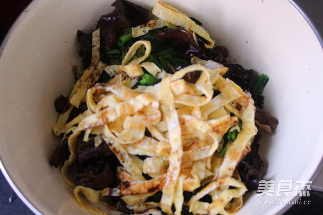 凉拌<a href=/shicai/shucai/BoCai/index.html target=_blank><u>菠菜</u></a><a href=/shicai/shucai/MuEr/index.html target=_blank><u>木耳</u></a>的做法