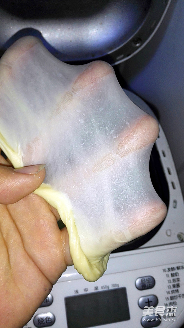 花朵<a href=/shicai/mimian/MianBao/index.html target=_blank><u>面包</u></a>的做法