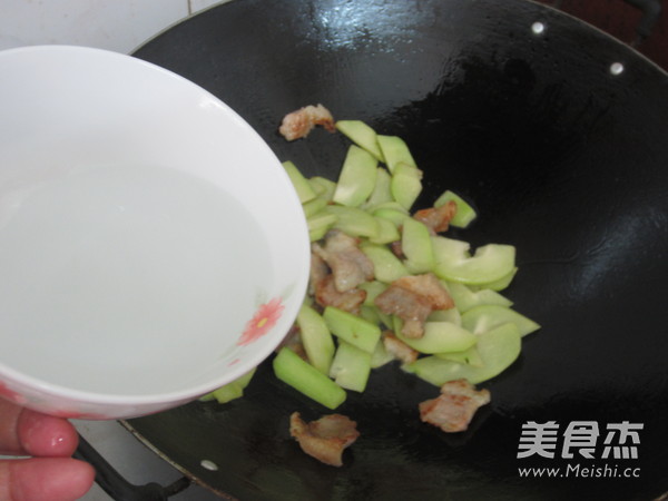 <a href=/shicai/shucai/FoShouGua/index.html target=_blank><u><a href=/shicai/shucai/FoShou/index.html target=_blank><u>佛手</u></a>瓜</u></a>炒<a href=/shicai/rouqin/WuHuaRou/index.html target=_blank><u>五花肉</u></a>的做法