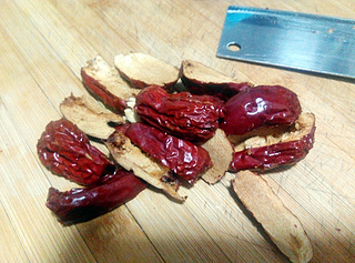 红<a href=/shicai/guopin/Zao/index.html target=_blank><u>枣</u></a><a href=/shicai/guopin/HuaSheng/index.html target=_blank><u>花生</u></a>米糊