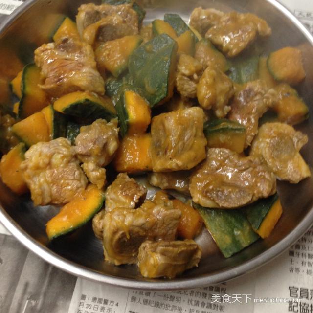 <a href=/shicai/shucai/NanGua/index.html target=_blank><u>南瓜</u></a>焖<a href=/shicai/rouqin/PaiGu/index.html target=_blank><u>排骨</u></a>