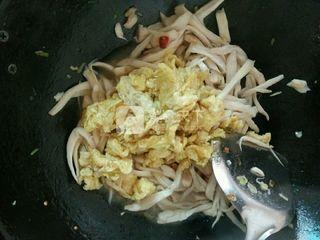 <a href=/shicai/shucai/XingBaoGu/index.html target=_blank><u><a href=/shicai/guopin/Xing/index.html target=_blank><u>杏</u></a>鲍菇</u></a>炒<a href=/shicai/rouqin/JiDan/index.html target=_blank><u>鸡蛋</u></a>