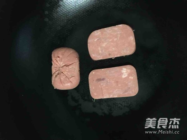 <a href=/shicai/rouqin/JiDan/index.html target=_blank><u>鸡蛋</u></a><a href=/shicai/rouqin/HuoTui/index.html target=_blank><u>火腿</u></a>三明治的做法