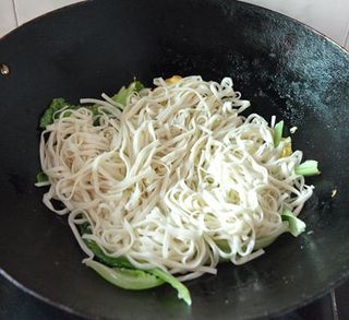 <a href=/shicai/rouqin/JiDan/index.html target=_blank><u>鸡蛋</u></a><a href=/shicai/shucai/ShengCai/index.html target=_blank><u>生菜</u></a>炒<a href=/shicai/mimian/GuaMian/index.html target=_blank><u>挂面</u></a>