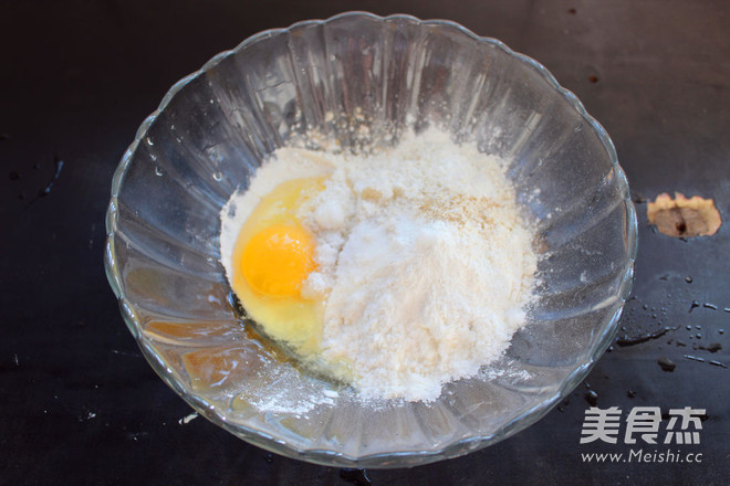 油炸<a href=/shicai/shucai/XiangYu/index.html target=_blank><u>香芋</u></a>片的做法