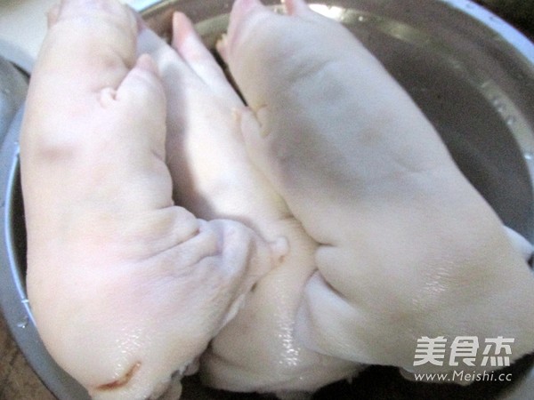 美味<a href=/shicai/rouqin/ZhuTi/index.html target=_blank><u>猪蹄</u></a>冻的做法