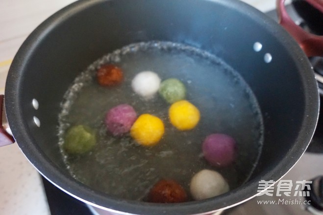 团团圆圆～五彩<a href=/shicai/guopin/HeiZhiMa/index.html target=_blank><u>黑<a href=/shicai/guopin/ZhiMa/index.html target=_blank><u>芝麻</u></a></u></a>汤圆的做法