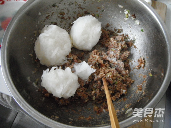<a href=/shicai/rouqin/ZhuRou/index.html target=_blank><u>猪肉</u></a>白<a href=/shicai/shucai/LuoBo/index.html target=_blank><u>萝卜</u></a>包子馅的做法