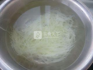 凉拌酸辣<a href=/shicai/shucai/TuDou/index.html target=_blank><u>土豆</u></a>丝