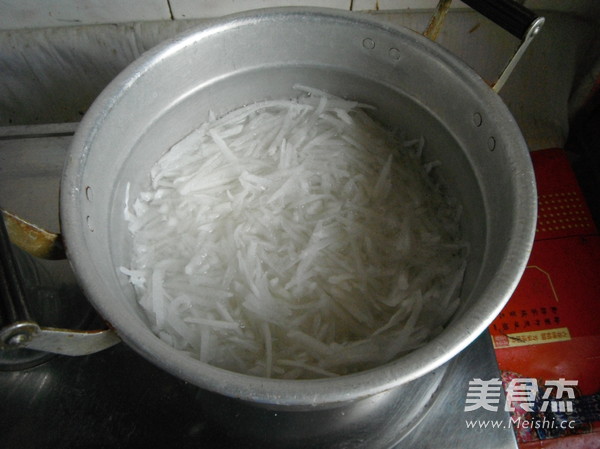 <a href=/shicai/rouqin/ZhuRou/index.html target=_blank><u>猪肉</u></a>白<a href=/shicai/shucai/LuoBo/index.html target=_blank><u>萝卜</u></a>包子馅的做法