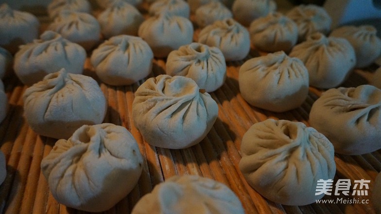 <a href=/shicai/rouqin/ZhuRou/index.html target=_blank><u>猪肉</u></a><a href=/shicai/shucai/LuoBo/index.html target=_blank><u>萝卜</u></a>丝包子的做法